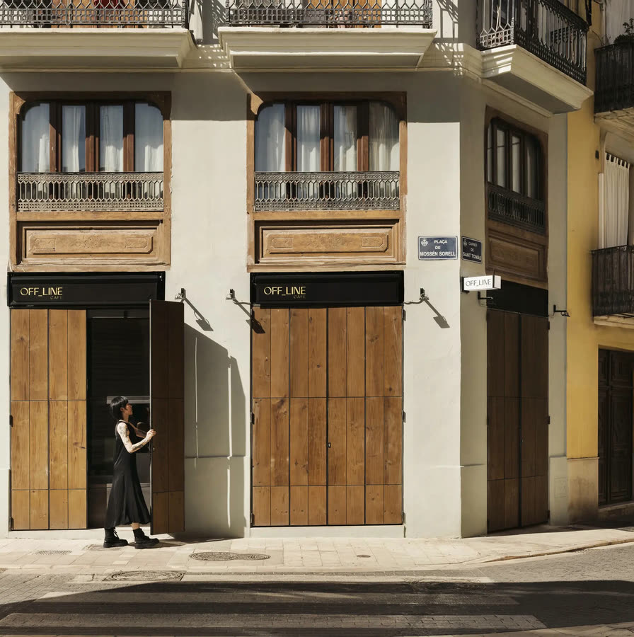 Fachada de OFF_LINE en la plaza del Mossèn Sorell