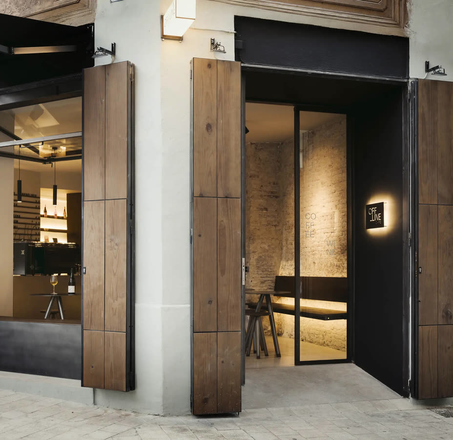 Entrada de OFF_LINE con las puertas de madera abiertas